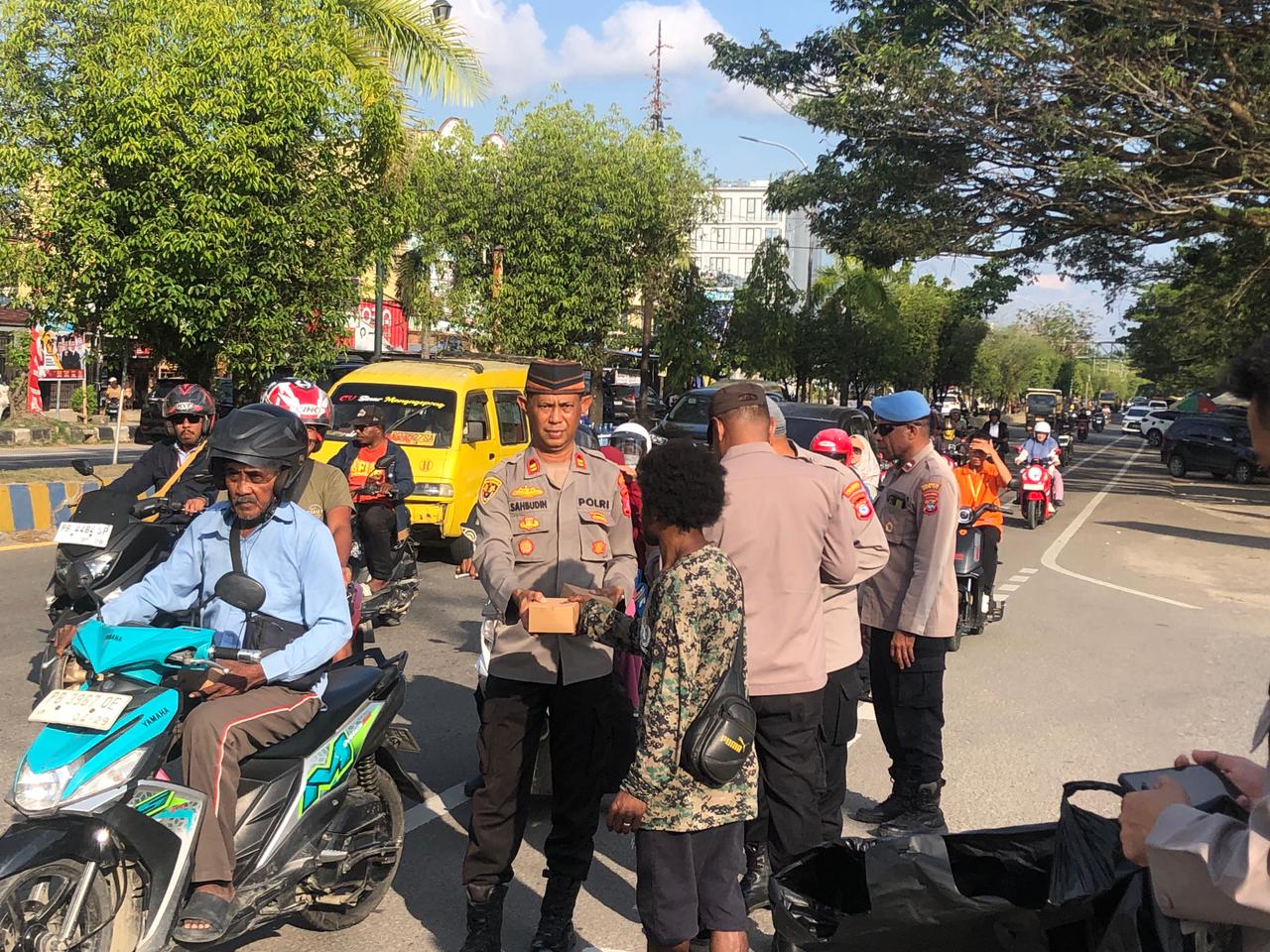 Perkuat Solidaritas di Bulan Ramadan, Polsek Bandara DEO Bagikan Takjil kepada Masyarakat Sorong