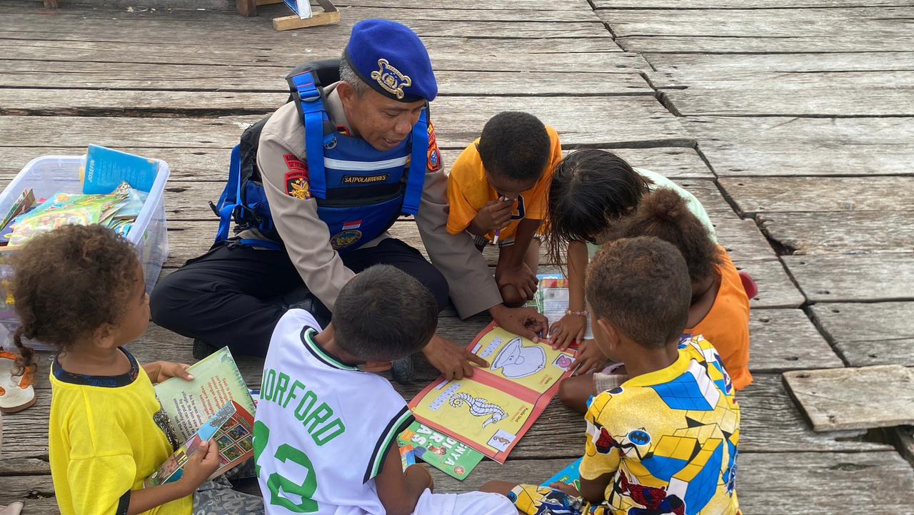Tingkatkan Literasi Anak Pesisir, Satpolairud Polresta Sorong Kota Gelar Perpustakaan Terapung