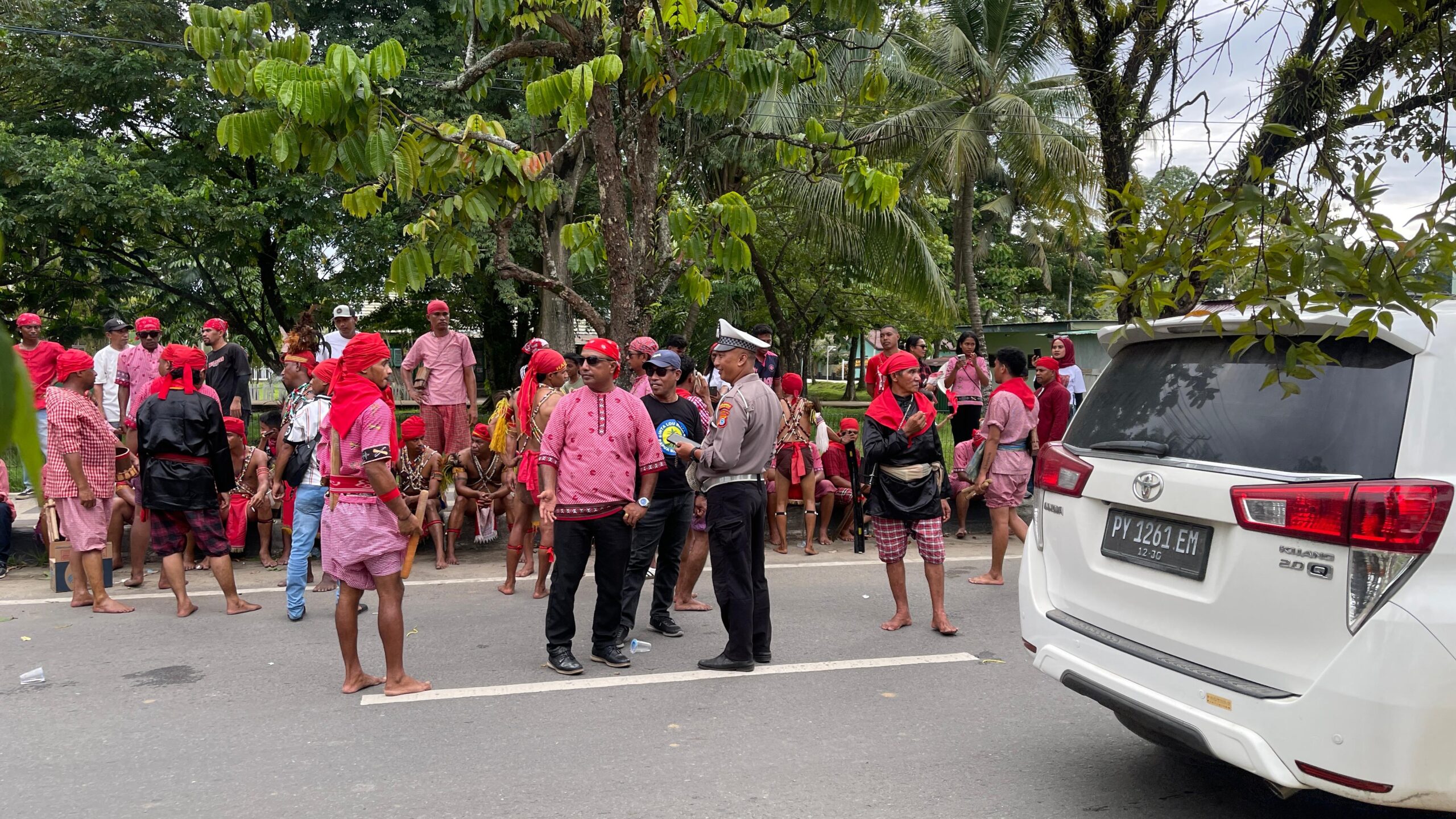 Personel Polresta Sorong Kota Amankan Pawai Obor dan Pentas Seni HUT Pahlawan Nasional Pattimura