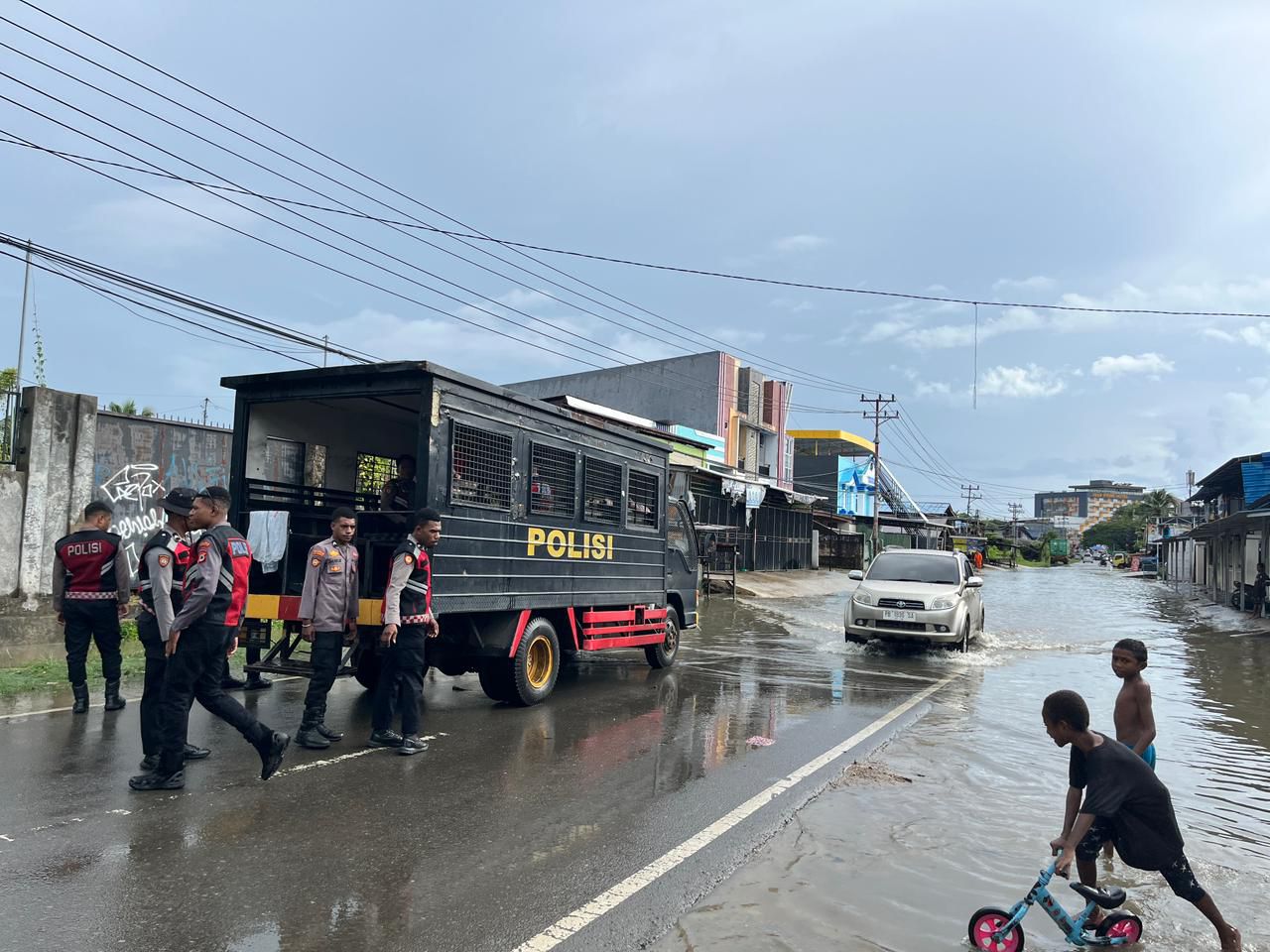 Personel Tim Patroli Black Manta Sat Samapta Polresta Sorong Kota melaksanakan patroli dan pemantauan situasi kamtibmas