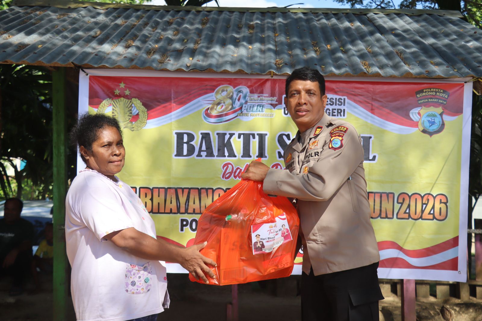 SAMBUT HARI BHAYANGKARA  KE-80, POLRESTA SORONG KOTA SALURKAN 40 PAKET SEMBAKO DAN BERIKAN PENYULUHAN HUKUM DI TANJUNG KASUARI