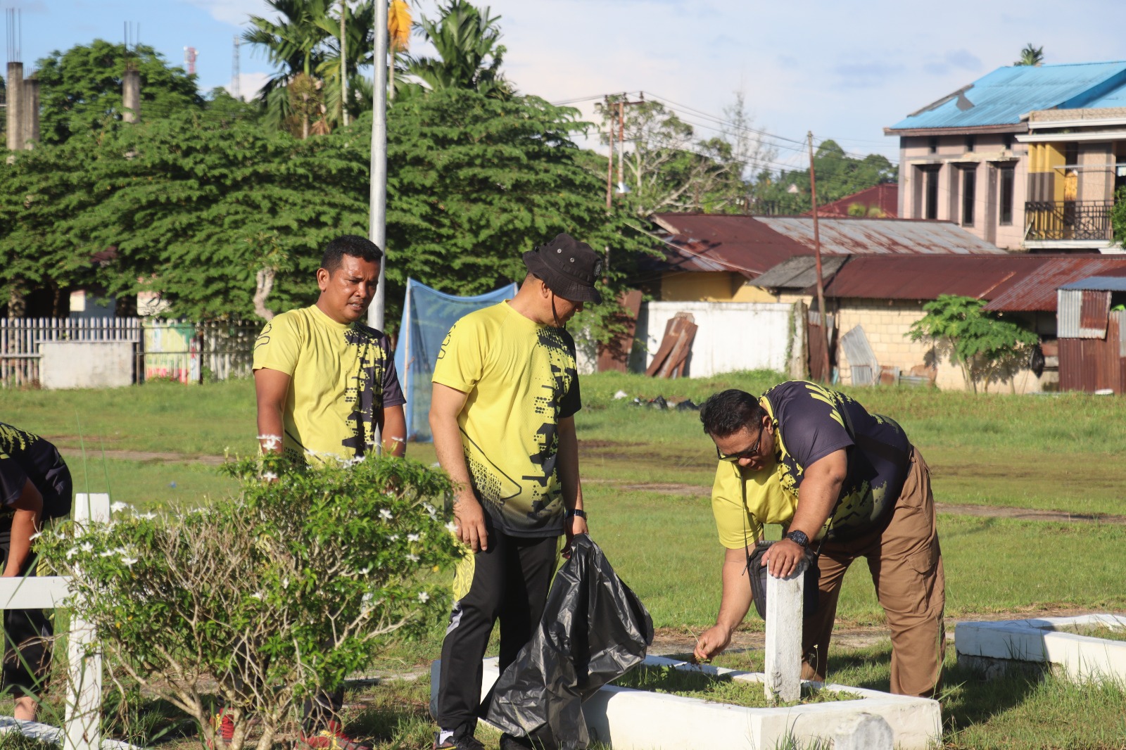 Polresta Sorong Kota Gelar Bakti Sosial Kurvey di TMP Tri Jaya Sakti Sambut HUT Bhayangkara ke-80