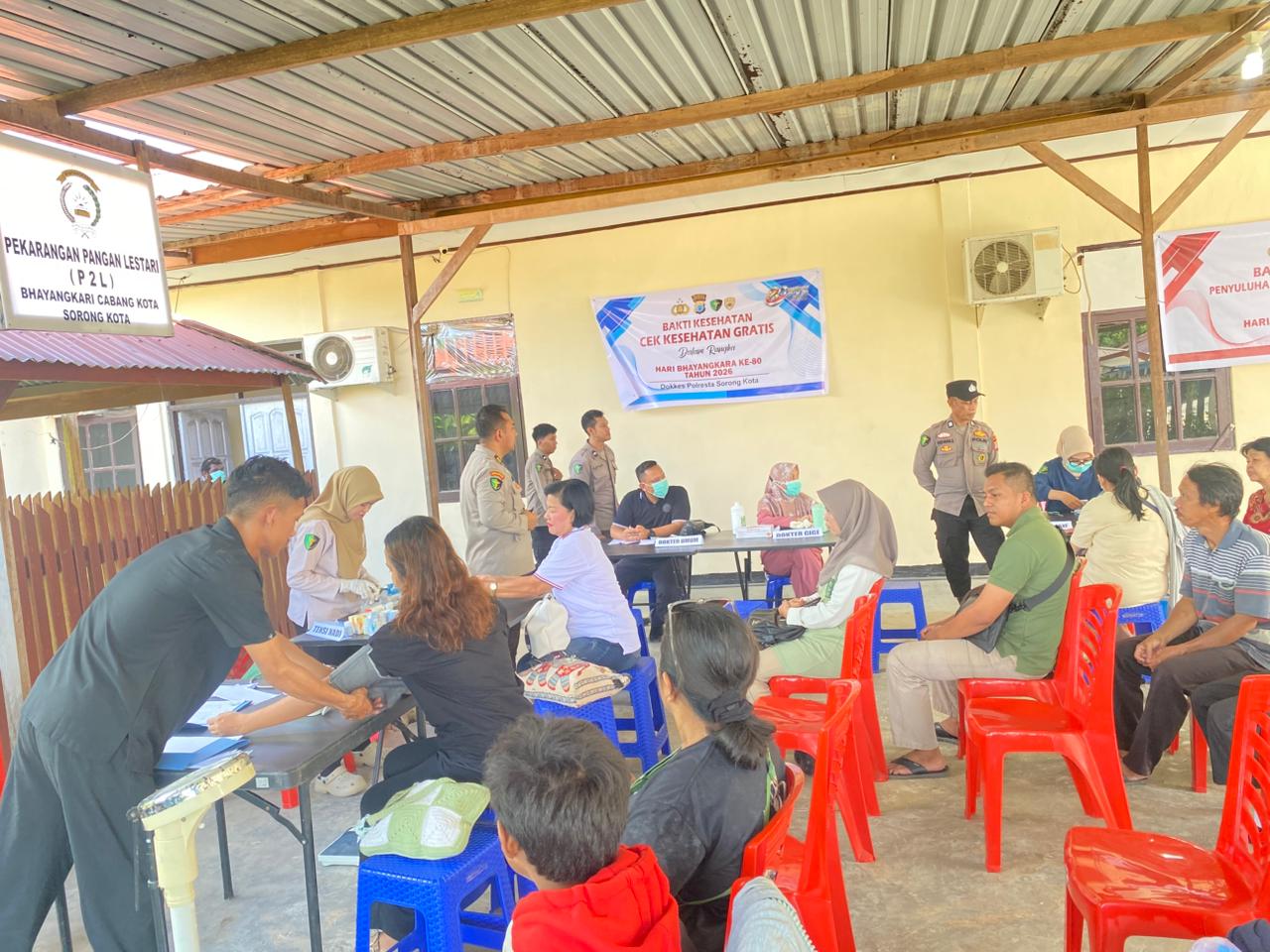 POLRESTA SORONG KOTA GELAR BAKTI KESEHATAN DAN BAKTI SOSIAL DALAM RANGKA HARI BHAYANGKARA KE-80