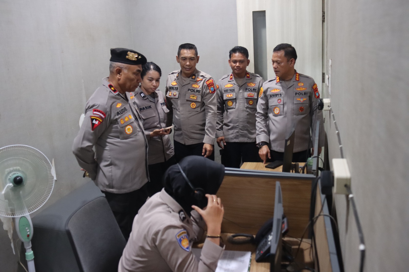 KAPOLDA PAPUA BARAT DAYA TINJAU KESIAPAN LAYANAN 110 DAN PELAYANAN SPKT DI POLRESTA SORONG KOTA
