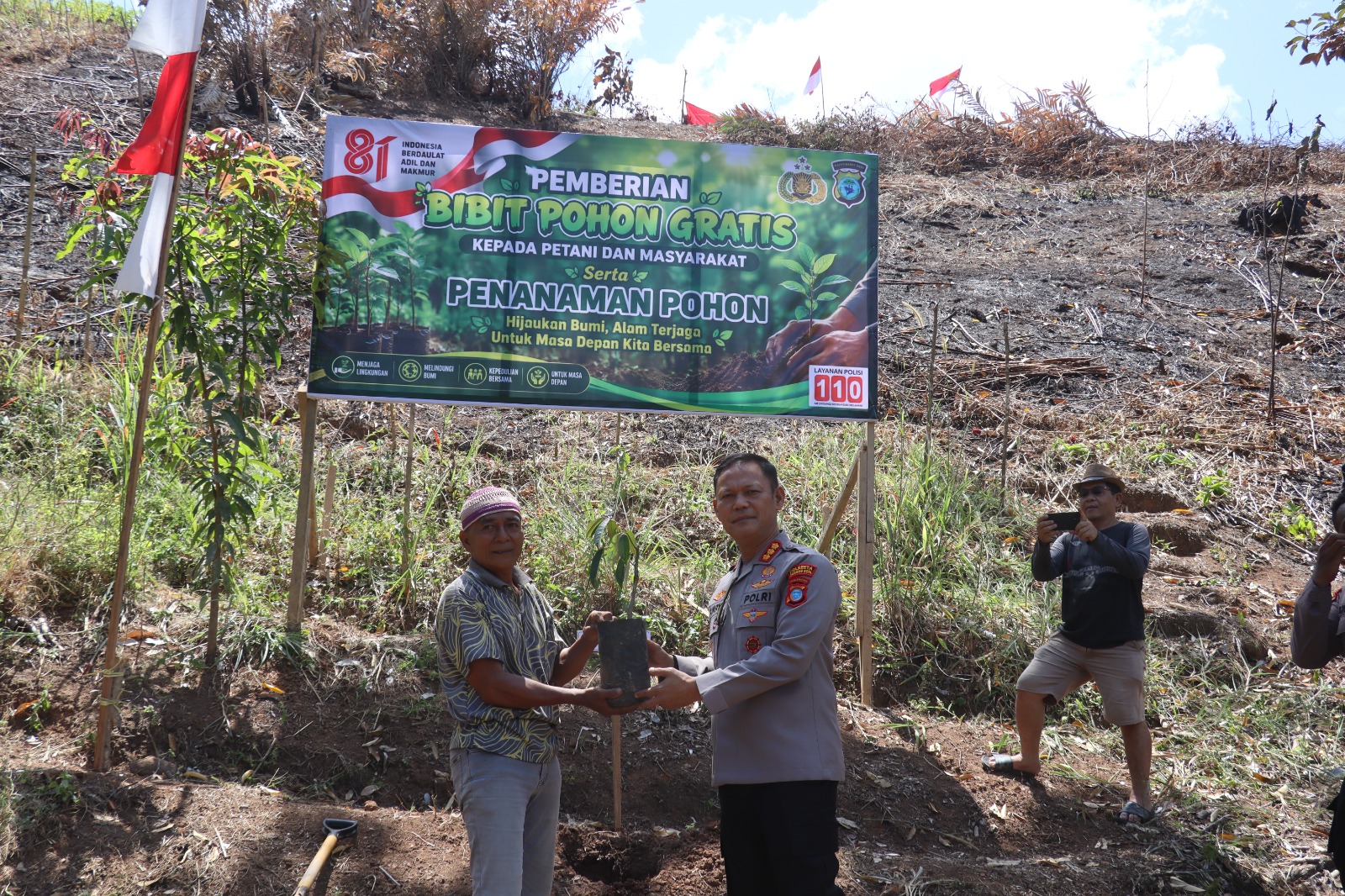 Polresta Sorong Kota Bagikan 100 Bibit Pohon Gratis dan Laksanakan Penanaman Pohon Sambut HUT Kemerdekaan RI ke-81